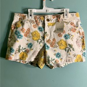 NWT a.n.a. Mid-rise shortie short , lovely floral print. Size 8